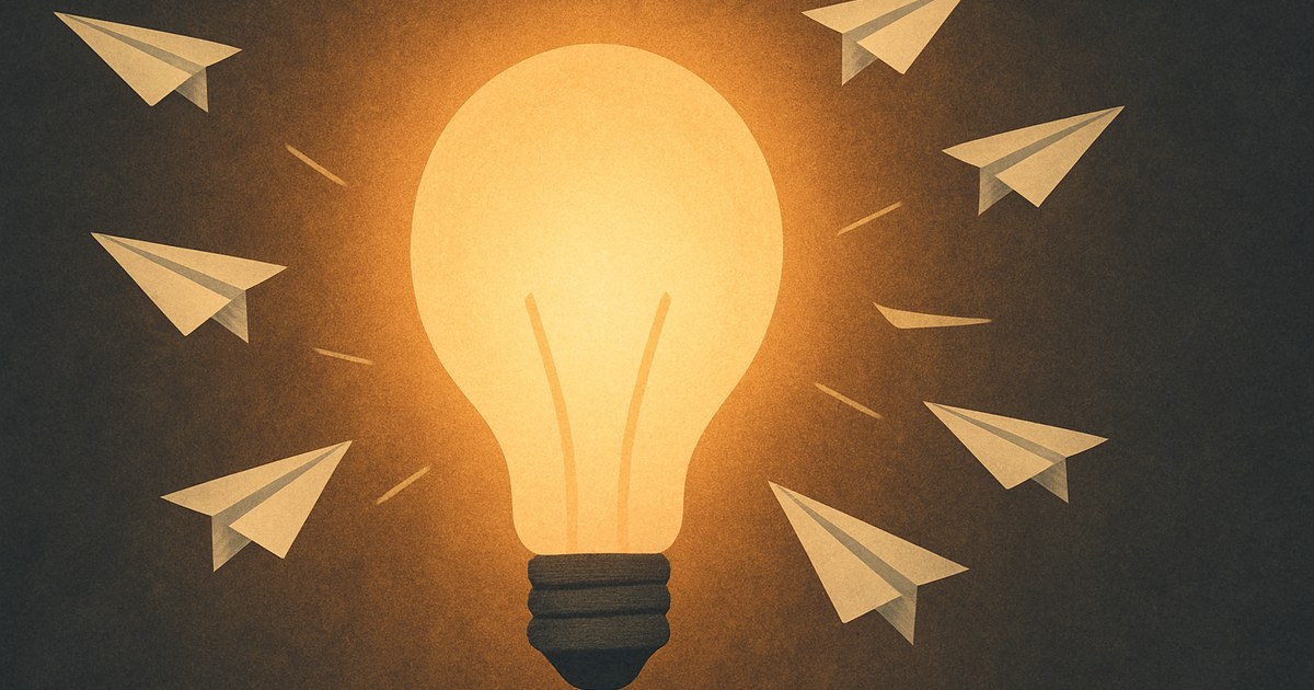 Illustration af en lysende pære med papirfly, der flyver ud i forskellige retninger, som symbol på content marketing