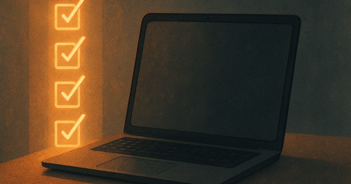Illustration af en lodret række lysende flueben ved siden af en bærbar computer, som symbol på en teknisk SEO-tjekliste