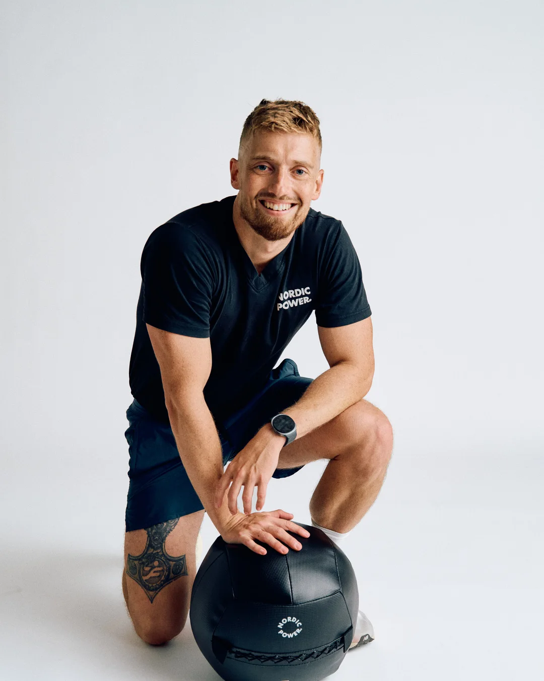 Michael Kirkegaard med en wallball, fotograferet i studie